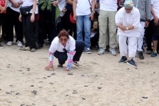 Maritime Affairs and Fisheries Minister Susi Pudjiastuti (left) and Foreign Minister Retno LP Marsudi release turtle hatchlings as part of a conservation campaign on Kuta Beach during the Our Ocean Conference in Bali on Sunday, October 28, 2018. JP/Zul Trio Anggono