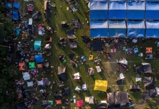 Trump threatens to shoot migrants who throw stones at US military