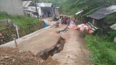 Land cracks appear in W. Sumatra after heavy rains