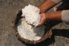 Siem shows off the salt made in Bleduk Kuwu. JP/Maksum Nur Fauzan