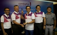 Players Championship: Combiphar president director Michael Wanandi (center) gives a token of appreciation to Jimmy Masrin (left), the chairman of Asian Development Tour, at a press conference to organize the Combiphar Players Championship 2018 at JS Luwhansa Hotel Jakarta recently. The Combiphar Players Championship 2018 will be held from Nov. 6 to 9 in New Kuta Golf Bali, Pecatu. Combiphar, Indonesia&rsquo;s leading consumer healthcare producer, has strengthened its commitment in Championing a Healthy Tomorrow to create Indonesia&rsquo;s healthier generation through activities that inspire the public to practice a healthy and active lifestyle.