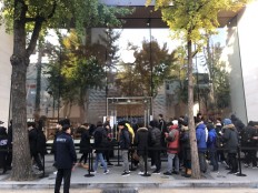 Koreans line up overnight for Apple’s most expensive phones