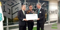 A member of a team of students from Gadjah Mada University (UGM) receives the main prize in the Greenpreneur Competition 2018 in Seoul on Friday.