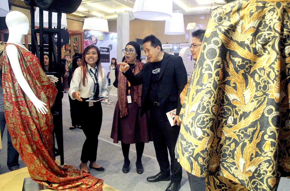 Creative Economy Agency (Bekraf) head Triawan Munaf (third left), accompanied by the deputy head for institutional relations’ Endah Wahyu Sulistianti (second left), inspects the Creative Village booth at the World Conference on Creative Economy (WCCE) in Nusa Dua, Bali, on Tuesday. The world’s first conference on the creative economy will run from Nov. 6 to 8 with about 2,000 participants from 50 countries. Image: The Jakarta Post/Zul Trio Anggono