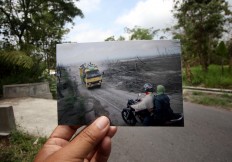 Rising from the ashes: Evacuees travel back to their village in Srunen, Sleman, Yogyakarta. Ten years after Merapi’s eruption, trees and grass have grown back. JP/Boy T Harjanto