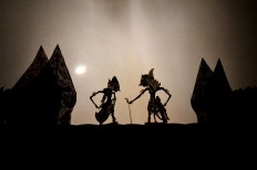 'Wayang kulit', night bazaar enliven cultural park in Surakarta