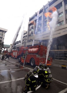 Seven killed in Seoul studio complex fire