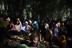 Located under the shade of bamboo trees, the market is popular for its traditional snacks. JP/P.J.Leo