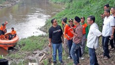 Jakarta Governor Anies Baswedan (center) chats with Condet Ciliwung Community member Abdul Qodir by the Ciliwung River during the commemoration of the seventh Ciliwung Day in Kramat Jati, East Jakarta. Anies also inspected the river’s banks in anticipation of floods as the city enters the rainy season. 