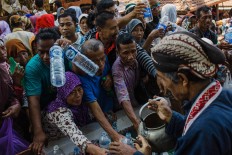 Courtiers from the Ngayogyakarta Hadiningrat sultanate pour sacred water into the Enceh Kyai Danurmaya from the Kingdom of Samudera Pasai (Aceh). JP/Anggertimur Lanang Tinarbuko