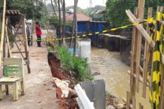Heavy rain causes landslide in East Jakarta