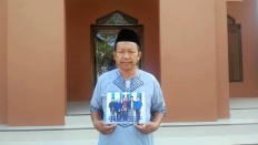 Preacher Maulana Nurhadi displays a photograph that shows him and other Ahmadiyah followers with former Wonosobo regent Abdul Kholiq Arif in Central Java, following an interview with 'The Jakarta Post' on Oct. 20, 2018. Wonosobo is home to Indonesia’s largest population of Ahmadis with around 6,000 people who adhere to the religious movement.