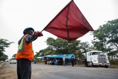 Suspected gas cylinder blast kills 42 on Zimbabwe bus