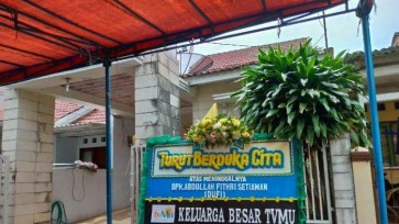 Car of killed ex journalist still missing