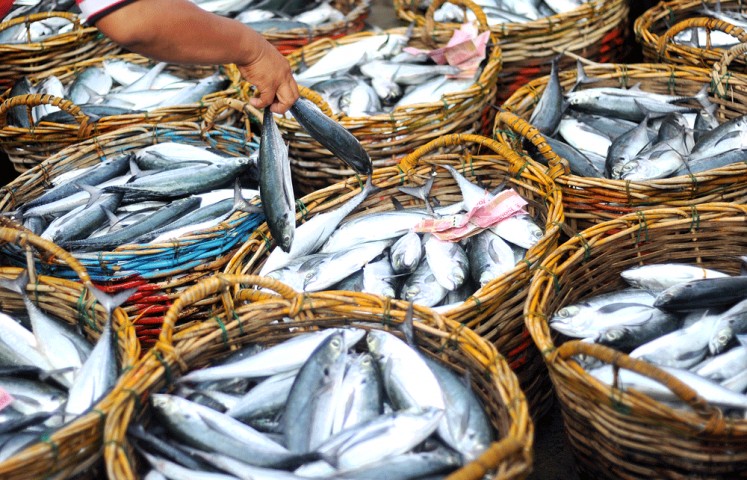 Fish are auctioned at the Pasie Nan Tigo fish market in Padang, West Sumatra. Vice presidential candidate Muhaimin Iskandar promised to empower fishermen and fish farmers, unveiling his plan to market fish products to haj pilgrims through the Religious Affairs Ministry.