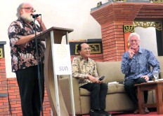 Australian historian David Reeve of the University of New South Wales (left) and British historian Peter Carey of Oxford University (right) on Nov. 21, 2018 attend a discussion of a book by the late Indonesian historian Ong Hok Ham, which tells the history of Madiun, a city once torn by the rebellion of the Indonesian Communist Party (PKI) in 1948.