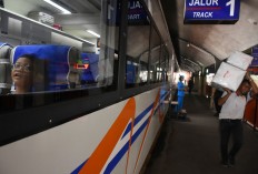 Waiting to go: A passenger (left inside the train) waits for the departure of the KA Bima traveling from Malang, East Java, to Jakarta at Kota Baru Station in Malang. 