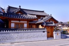 Enjoying modern life in traditional style