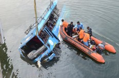 28 drown in India bus crash, many of them children