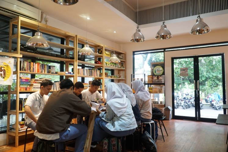 Maraca Coffee allows guests to read its books inside the cafe.