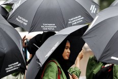 Jokowi to begin rights settlement program amid criticism