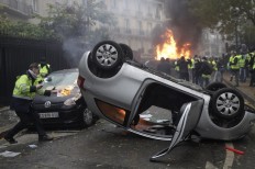 Violent clashes in Paris as anti-Macron protesters return