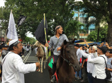 Horses, flags take center stage at 212 rally in Medan
