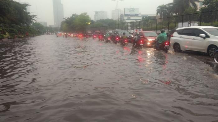 Kebon Jeruk hit by flood