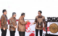 President Joko “Jokowi” Widodo (right), accompanied by Indonesia Stock Exchange (IDX) president director Inarno Djajadi (left), Financial Services Authority chairman Wimboh Santoso (second left) and Coordinating Economic Minister Darmin Nasution, opens the CEO Networking Forum in Jakarta on Monday. The President called on business players to improve downstream industries to reduce exports in unprocessed commodities.