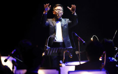 A Moonwalk down the lit tiles with Resonanz