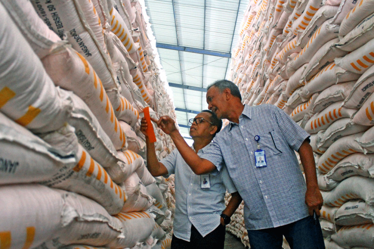 Geared toward growth: State-owned fertilizer holding company Pupuk Indonesia marketing director Achmad Tossin Sutawikara (left) examines a tag with Graha Sarana Gresik president director Ferril Raymond Hattu during the inspection of subsidized fertilizers in 2018, in a warehouse of state fertilizer company Petrokimia Gresik in Pakisaji, Malang, East Java.
