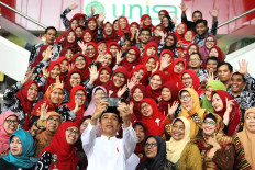 Jokowi distributes 6,000 land certificates in Riau