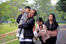 Apples of his eyes: President Joko “Jokowi” Widodo lifts grandson Jan Ethes while First Lady Iriana holds granddaughter Sedah Mirah, as their daughter Kahiyang Ayu looks on on Dec. 8, 2018. 