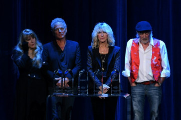 Ex-Fleetwood Mac guitarist Buckingham says his lawsuit is settled