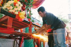 A worker is welding a stretcher before the start of the cultural parade.JP/Donny Fernando
