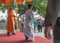 Aceh whips men for sharia-banned gambling 
