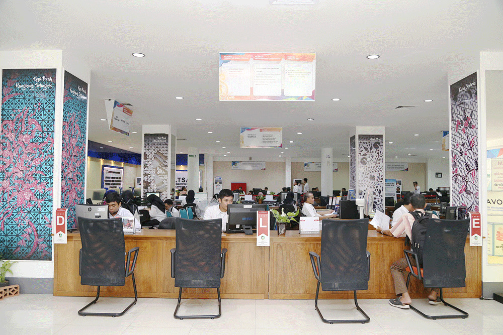 Ready to help: Employees of the Local Government&rsquo;s at One-Stop Service Center for Migrant Workers serve prospective migrant workers in matters related to their document issuance in a shopping mall in Banyuwangi, Central Java. By making such centers available in public places such as shopping malls, the ministry seeks to make its services more accessible to Indonesian migrant workers across the country. 