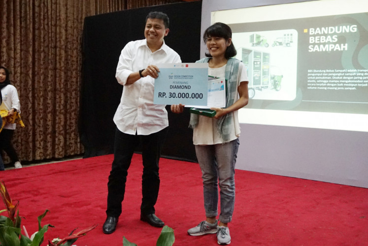 Lastri Naibaho (right) poses with Novrizal Tahar, the Environment and Forestry Ministry's director of waste management at the 2018 Waste Wise Design Competition.