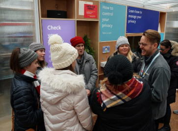Facebook teaches New Yorkers about privacy at 'pop-up' kiosk