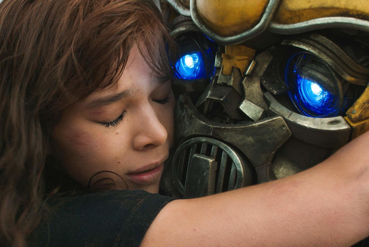 Charlie Watson (Hailee Steinfeld, left) keeps Bumblebee (voiced by Dylan O'Brien, right) away from her family as she is afraid of losing him. 