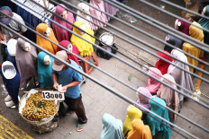 Street vendors remain issue in Tanah Abang despite Skybridge completion