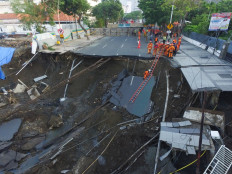 Surabaya vows to fill in giant sinkhole in 10 days