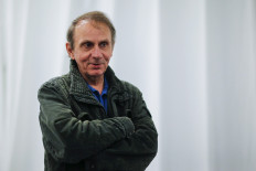 Houellebecq hails writer who says migrants are 'rapists and thieves'