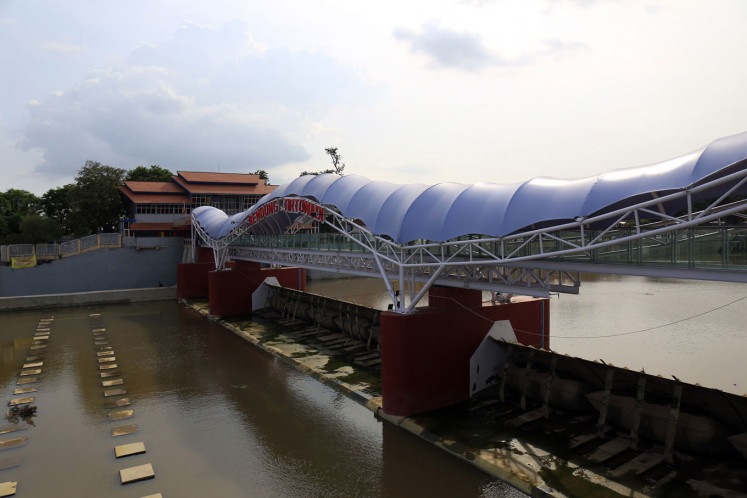 Tirtonadi Dam in Surakarta, Central Java, features a unique bridge.