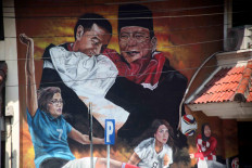 Sweet embrace: A mural shows 2019 presidential rivals Joko “Jokowi” Widodo and Prabowo Subianto. JP/Maksum Nur Fauzan