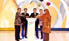 It&rsquo;s official: Chinese and Indonesian representatives of Chinese dairy products manufacturer Yili pose together for a photograph upon the launch of the brand&rsquo;s ice cream series Joyday in the Indonesian market in October 2018. 