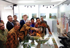 Trash talk: President director of Jakarta-owned developer PT Jakarta Propertindo Dwi Wahyu Darwoto (second right) points at the design of the waste-to-energy technology used in the city’s first incinerator project, the Intermediate Treatment Facility (ITF), as Jakarta Governor Anies Baswedan (right) looks on during the groundbreaking ceremony on Dec. 20, 2018. 