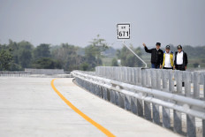 President Joko “Jokowi” Widodo (left) gestures as he inspects the newly completed Bandar Interchange in Jombang, East Java, accompanied by Public Works and Housing Minister Basuki Hadimuljono (center) and Cabinet Secretary Pramono Anung, in this file photo taken on Dec. 20, 2018.