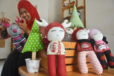 Woman in Malang makes Christmas-themed sock dolls, empowers stay-at-home mothers