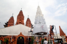 An 11-meter-tall Christmas tree made from plastic bottles is erected at Denpasar Cathedral in Bali on Thursday, Dec. 20. Aside from enlivening Christmas celebrations, the tree promotes the reduced use of plastics. 